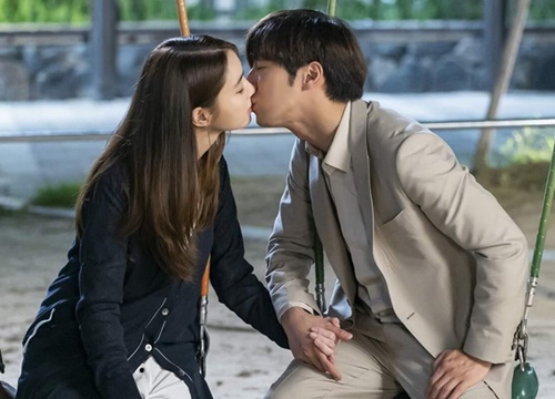 Được hôn Lee Min Jung, chàng bạn diễn Lee Sang Yeob "toát mồ hôi hột" vì sợ tiền bối "thanh toán"