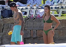 Hailey Bieber diện áo tắm khoe dáng gợi cảm bên chồng