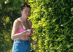 Ireland Baldwin mặc áo lót khoe ngực táo bạo dắt chó đi dạo