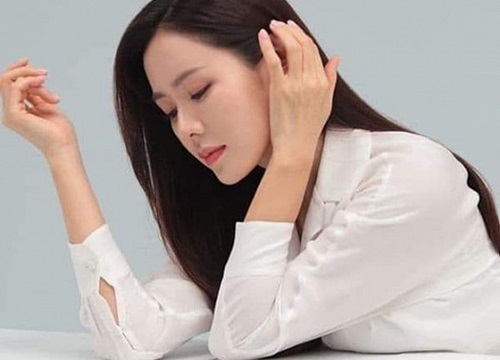 Muốn làm cô dâu lắm rồi nên Son Ye Jin mới nghiện màu trắng như thế này