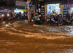 Nước cuồn cuộn trên đường Sài Gòn sau mưa lớn