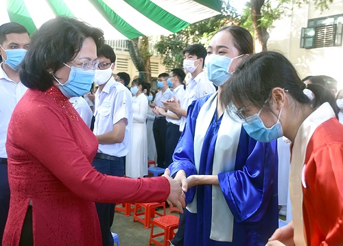 Phó Chủ tịch nước Đặng Thị Ngọc Thịnh đánh trống khai giảng ở ngôi trường lâu đời nhất TP.HCM