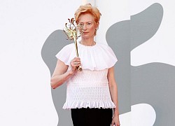 Câu chuyện về 2 chiếc mặt nạ bằng vàng và ngọc trai của Tilda Swinton ở thảm đỏ LHP Venice