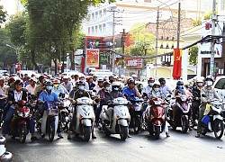 Clip: Húc trúng 2 người đi xe máy đang dừng đèn đỏ, nữ tài xế bước xuống hoang mang nhìn hiện trường