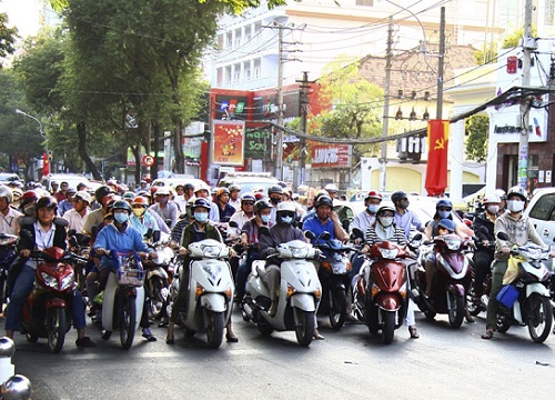 Clip: Húc trúng 2 người đi xe máy đang dừng đèn đỏ, nữ tài xế bước xuống hoang mang nhìn hiện trường