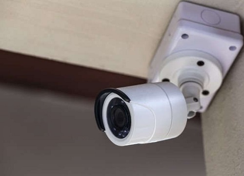 Cụ bà mỗi ngày đều đứng trước camera chia sẻ niềm vui với cháu ở xa