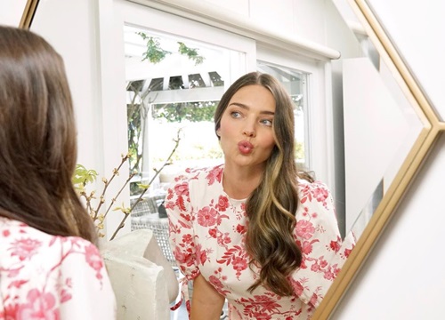 Đã U40 nhưng Miranda Kerr vẫn trẻ trung nhờ 3 chiêu ăn vận hack tuổi tài tình