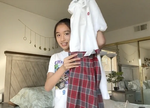 Jenny Huỳnh unboxing đồng phục mới trước ngày back2school, dân tình "lót dép" hóng clip về trường bên Mỹ