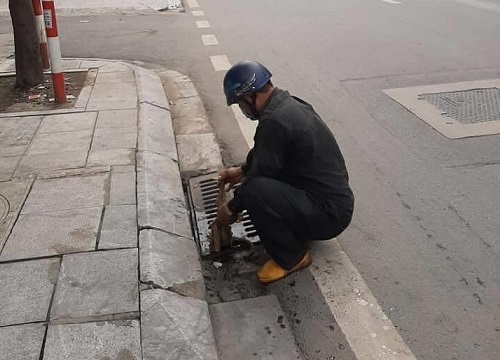 Không may làm chảy dầu ra đường, bác tài dừng xe lau sạch rồi mới đi: Hành động giản đơn nhưng mấy ai làm được?