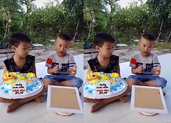 Lỡ tay làm rơi bánh kem, cậu nhóc tiếc đứt ruột nhưng vẫn "cố tỏ ra là mình ổn", diễn viên tương lai là đây chứ đâu!