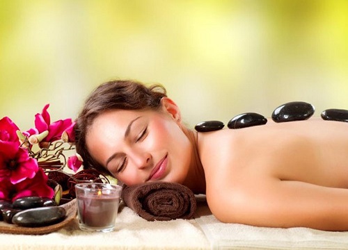 Massage trị liệu bằng đá nóng: Lợi ích và những cảnh báo