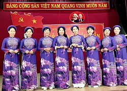 Nam cán bộ công chức mặc áo dài ngũ thân đến công sở