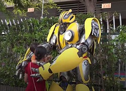 Ngày đầu con đi học, cha hóa trang thành robot Bumblebee