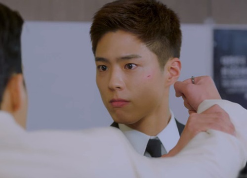 Record of Youth mở đầu không thể te tua hơn: Park Bo Gum bị đập tơi tả, Park So Dam thì cấp trên chèn ép