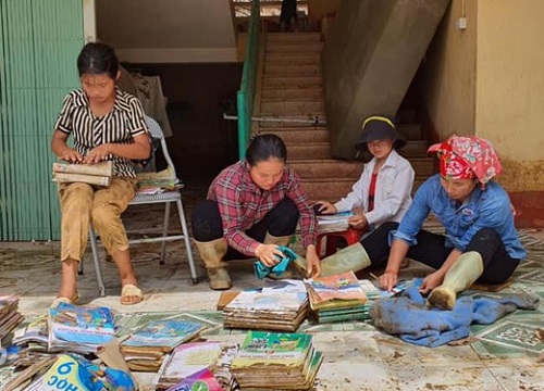 Sau lũ, giáo viên cùng phụ huynh ở Lào Cai gạt bùn, phơi sách trước thềm năm học mới