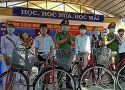 Trao tặng xe đạp, học bổng cho học sinh nghèo