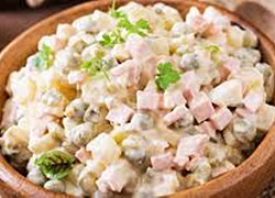 Trưa nay ăn gì: bữa trưa nhẹ nhàng với salad Nga