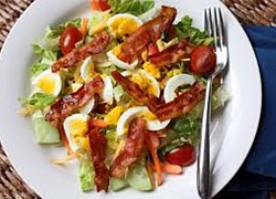 Trưa nay ăn gì: salad thịt xông khói thơm ngon, giòn sật