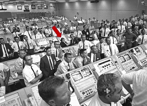 Người phụ nữ duy nhất trong phòng điều khiển phóng tàu Apollo 11