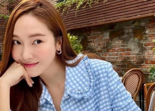 Chiếc áo được ưa chuộng từ thương hiệu thời trang của Jessica: Jennie mặc chất không thua gì 'chính chủ'