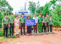 Công an Lâm Đồng tặng nhà, giếng khoan cho người dân xã anh hùng