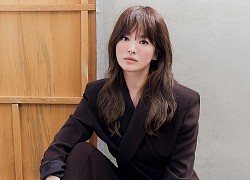 Diện suit ra dáng &#8220;soái tỷ&#8221; nhưng Song Hye Kyo lại lộ nhược điểm chân ngắn khi đụng độ Yuri (SNSD)