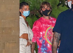 Justin Bieber và bà xã xinh đẹp mặc đồ đồng điệu đi ăn tối