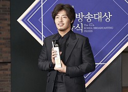 Kang Ha Neul thắng giải Best Actor, nhưng netizen chỉ quan tâm đến bộ râu xuề xoà: 'Anh đã sai gì để ra nông nỗi này?'