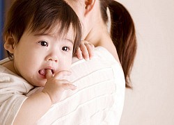 Mẹ nào đang nuôi con nhỏ cũng sẽ hiểu: Tay bận bế con nhưng vẫn có thể dùng chân &#8220;cân cả thế giới&#8221;