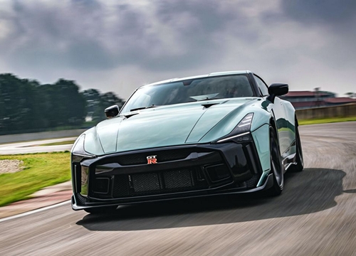 Nissan GT-R hơn 9 tỷ đồng sẽ mạnh hơn cả Ferrari 488 GTB