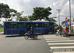 TPHCM: Xe buýt liều lĩnh chạy ngược chiều, tông 1 thanh niên trọng thương