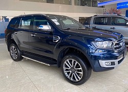 Ford Everest giảm giá sốc, quyết so kè với Hyundai Santa Fe, Toyota Fortuner