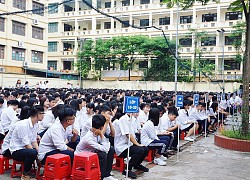 Giữa sân trường đông người, 2 học sinh có hành động &#8220;sai sai&#8221; liền nhận kết đắng từ người đặc biệt bất ngờ xuất hiện