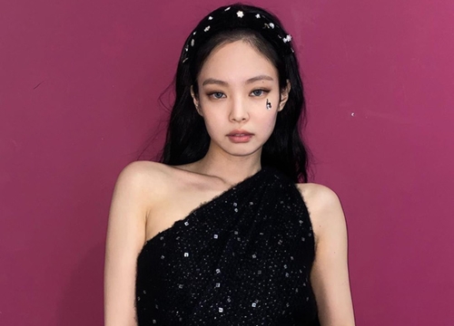 Jennie được fan quốc tế bênh sau phát ngôn "mở đường" cho Kpop gây tranh cãi trong khi Cnet mỉa mai, so sánh với BTS vì không khiêm tốn