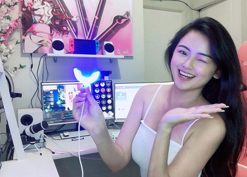 Mải nhắn tin, nữ streamer xinh đẹp để lộ ảnh nóng ngay trên sóng livestream