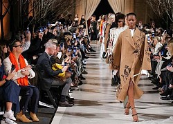 New York Fashion Week: Sự cố gắng yếu ớt của ngành công nghiệp thời trang trong đại dịch