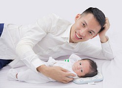 Tan chảy với hình ảnh con trai Đỗ Hùng Dũng gật gù buồn ngủ nhưng vẫn nũng nịu, nhất quyết đợi bố về bế