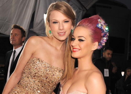 Taylor Swift thêu khăn tặng con gái Katy Perry