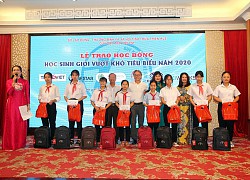 Thừa Thiên Huế: Trao học bổng cho học sinh giỏi vượt khó tiêu biểu năm 2020