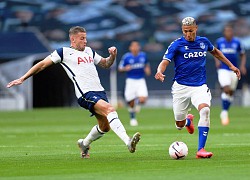 Tiền đạo Everton rê bóng qua thủ môn và sút ra ngoài