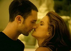 Adam Levine không thể quên nụ hôn với cố diễn viên Kelly Preston