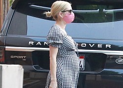 Emma Roberts "ôm" bụng bầu lớn ra phố đi dạo