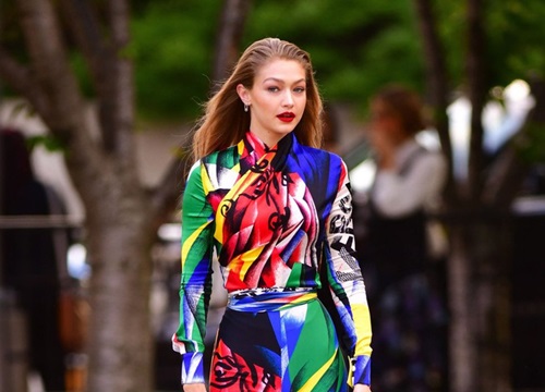 Gigi Hadid chụp thời trang ở giai đoạn cuối thai kỳ