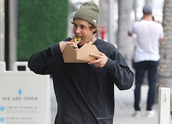 Justin Bieber ăn pizza trên phố