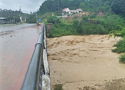 Miền núi Quảng Nam xuất hiện lũ quét, học sinh tiếp tục nghỉ học