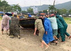 Ngư dân Đà Nẵng hối hả đội mưa kéo tàu thuyền chạy bão