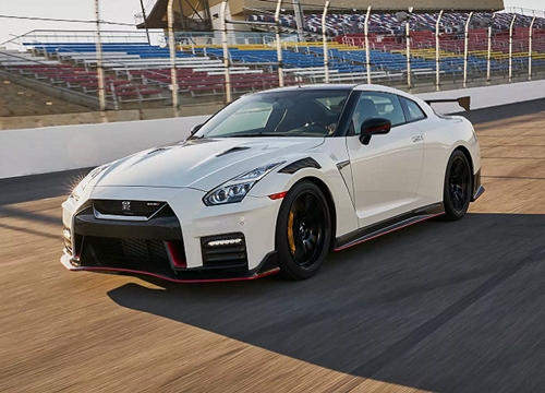 Nissan GT-R 2021 từ 2,6 tỷ đồng, đắt hơn Porsche 911 GT3