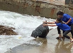 Phẫn nộ vì nhân viên quán cà phê vứt hàng chục bao tải rác xuống biển Vũng Tàu