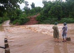 Quảng Trị: Hai vợ chồng đi xe máy bị nước cuốn, người vợ 26 tuổi mất tích