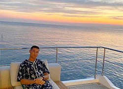 Ronaldo diện đồ lạ mắt, bạn gái mỹ nhân khoe ảnh bikini nóng bỏng